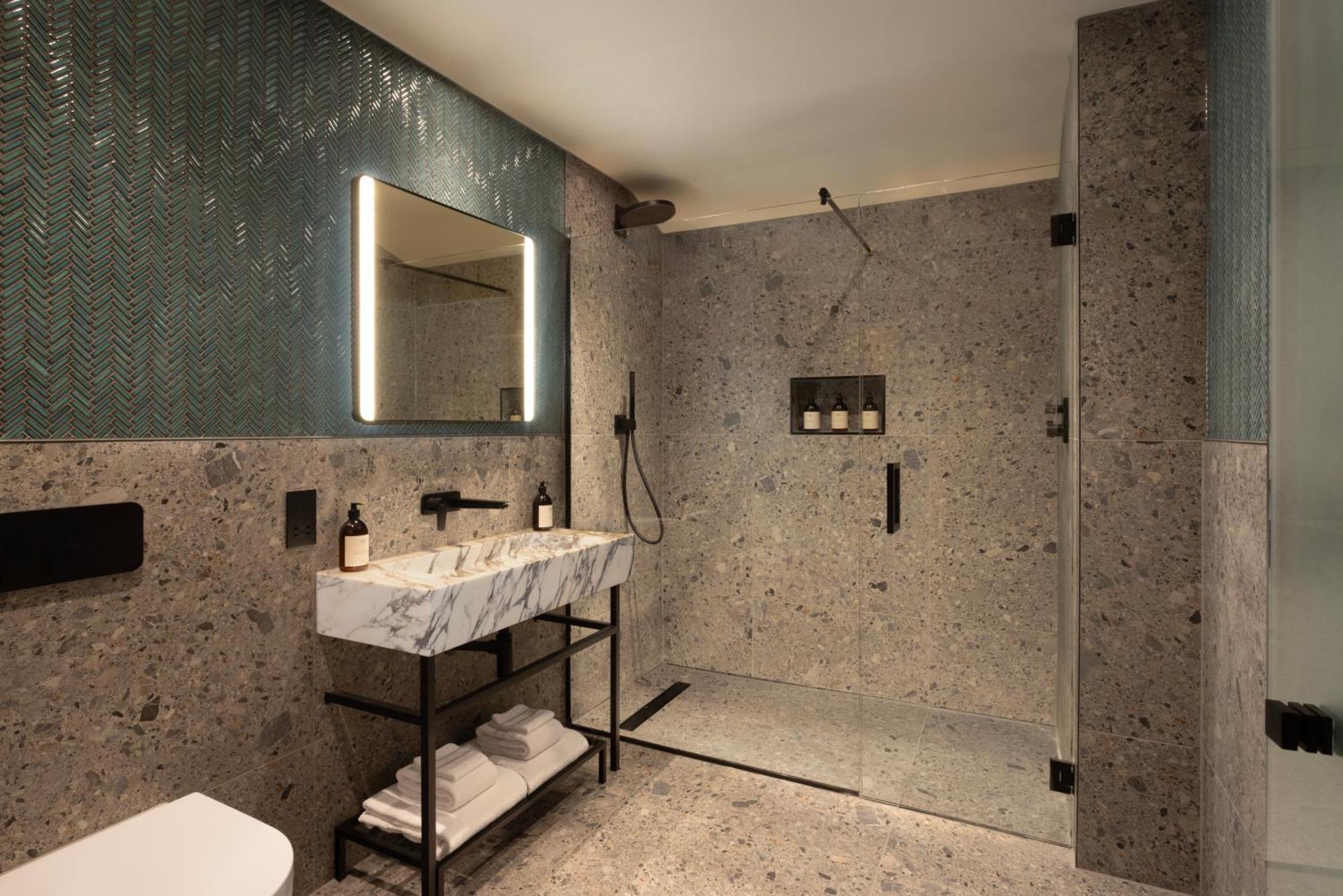 Mar Hall Golf & Spa Resort 비숍턴 외부 사진 A walk-in shower